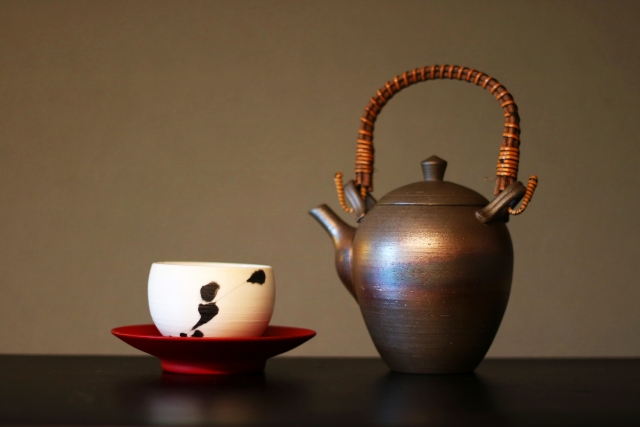 知っておきたい基礎知識!お茶出しのビジネスマナーとは