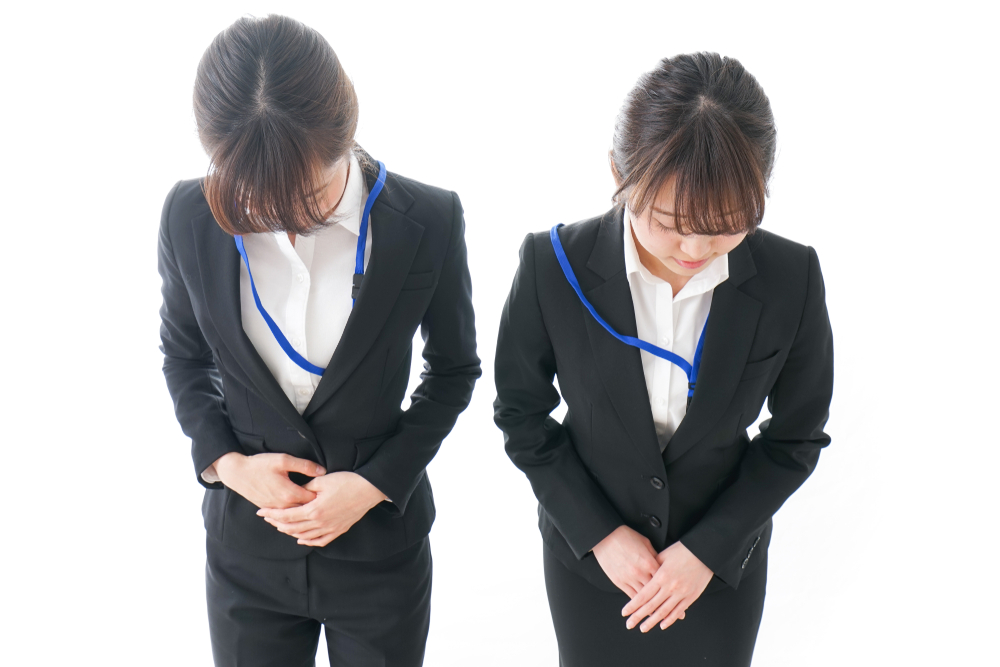 ビジネスマナーで、好印象のお辞儀は「手の位置」がポイント!